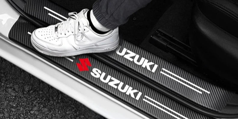 Soleira automotiva adesiva em nano carbono SUZUKI c/ 4 peças