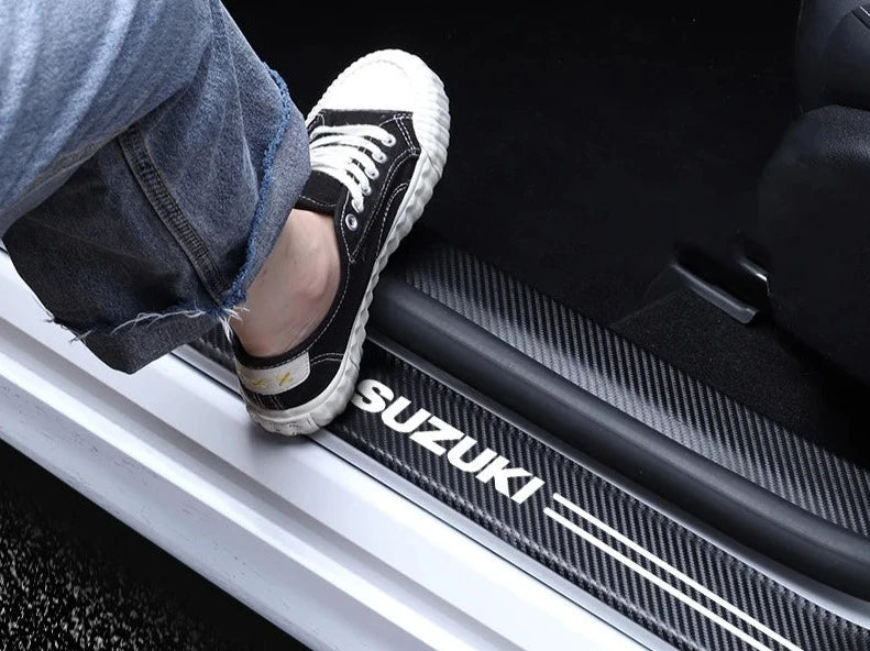 Soleira automotiva adesiva em nano carbono SUZUKI c/ 4 peças