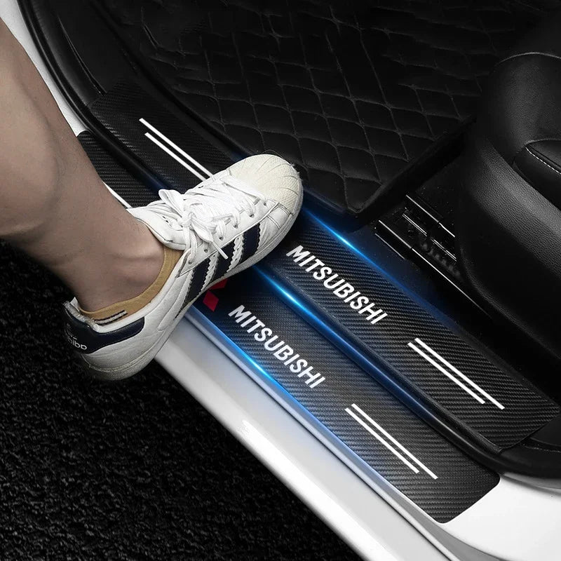 Soleira automotiva adesiva em nano carbono MITSUBISHI c/ 4 peças