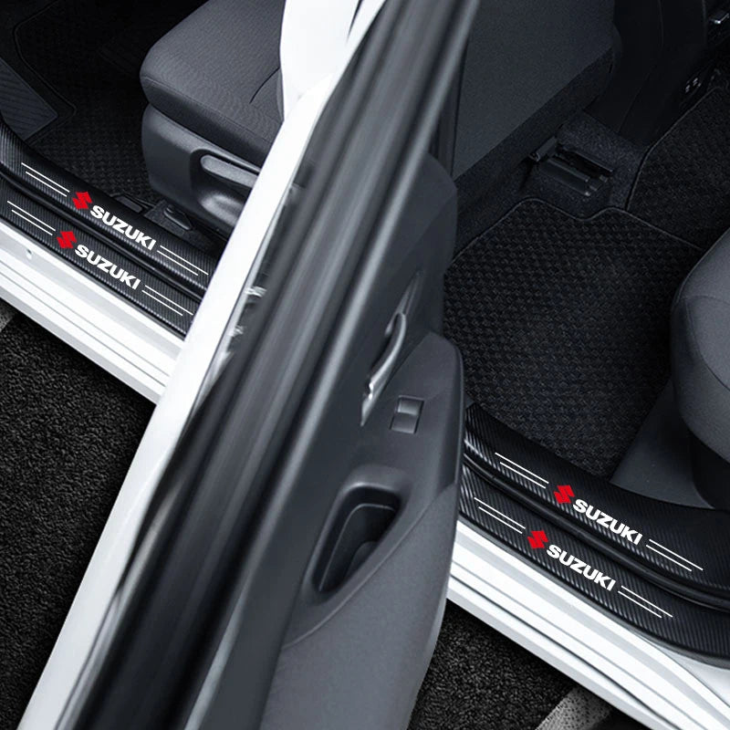 Soleira automotiva adesiva em nano carbono SUZUKI c/ 4 peças